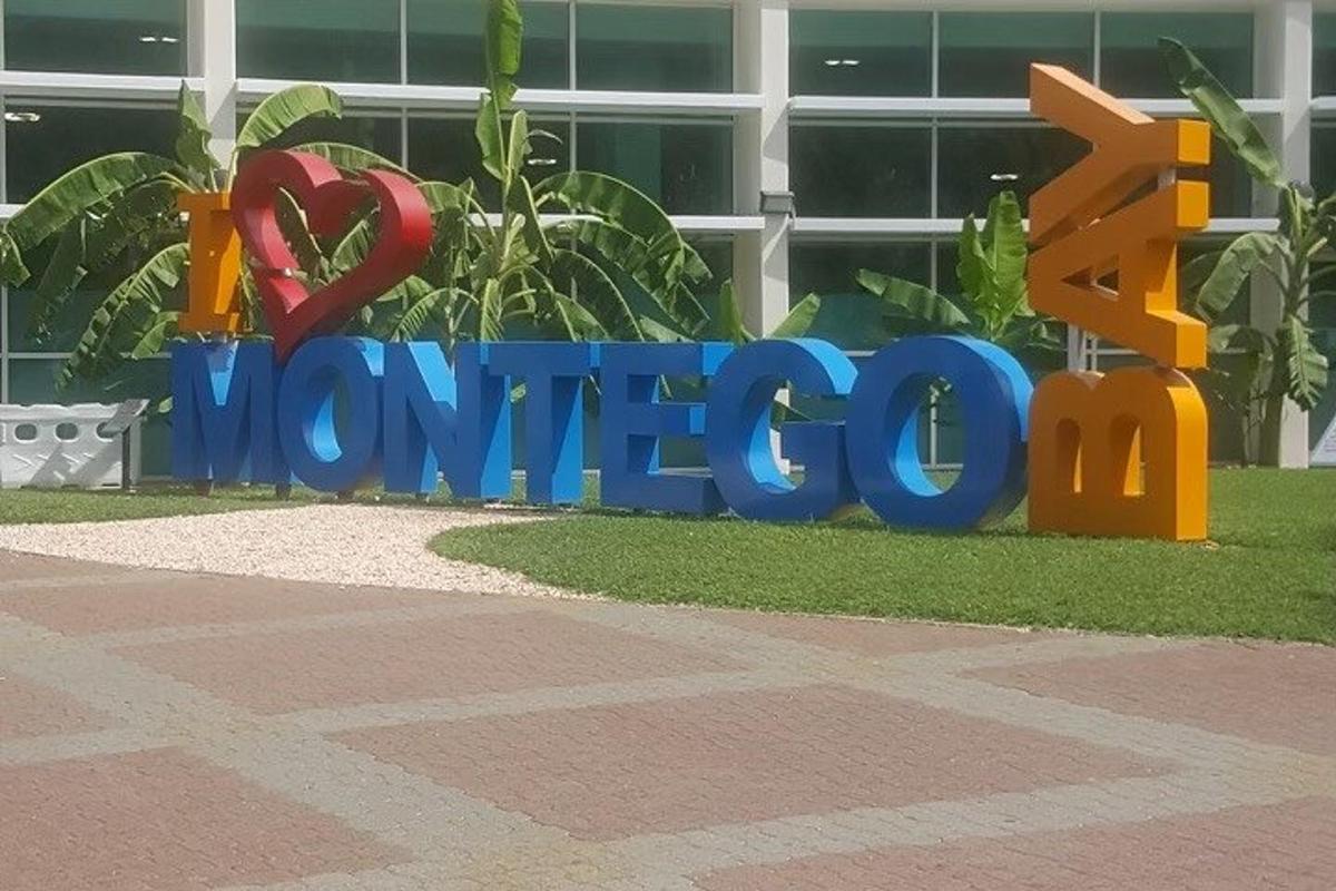 uma placa em frente a um prédio que diz menerost