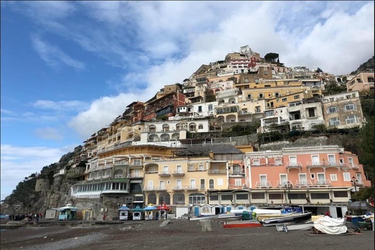 山顶上有房屋的山