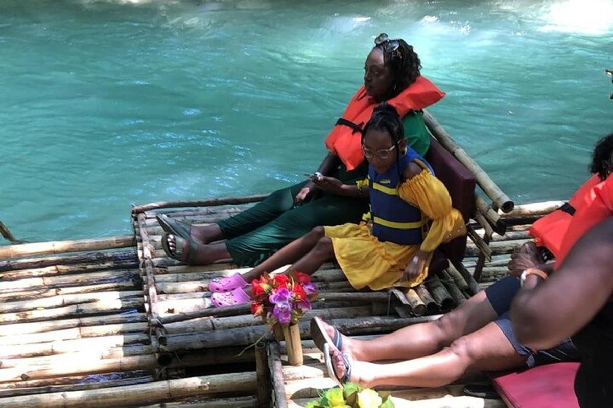 isang grupo ng mga tao na nakaupo sa isang balsa sa tubig