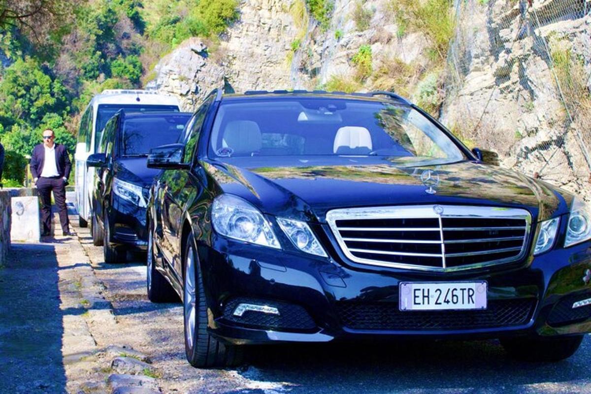 Ένα μπλε αυτοκίνητο παρκαρισμένο δίπλα σε ένα φορτηγάκι σε ένα βουνό
