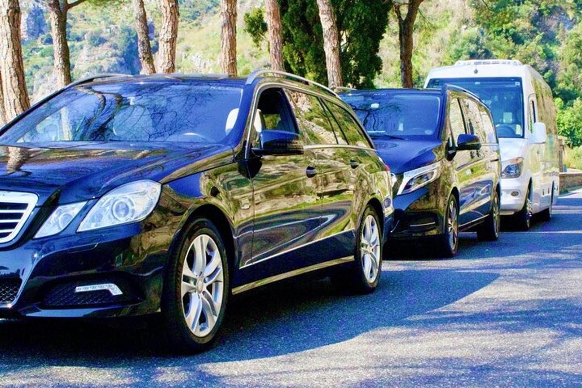 μια σειρά από παρκαρισμένα αυτοκίνητα σε έναν δρόμο