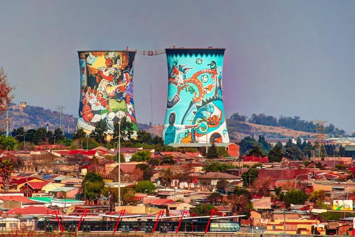 Dos torres con pinturas sobre una ciudad.