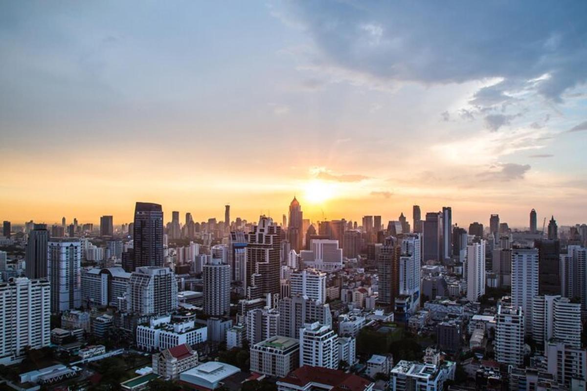 Una vista de una gran ciudad al atardecer