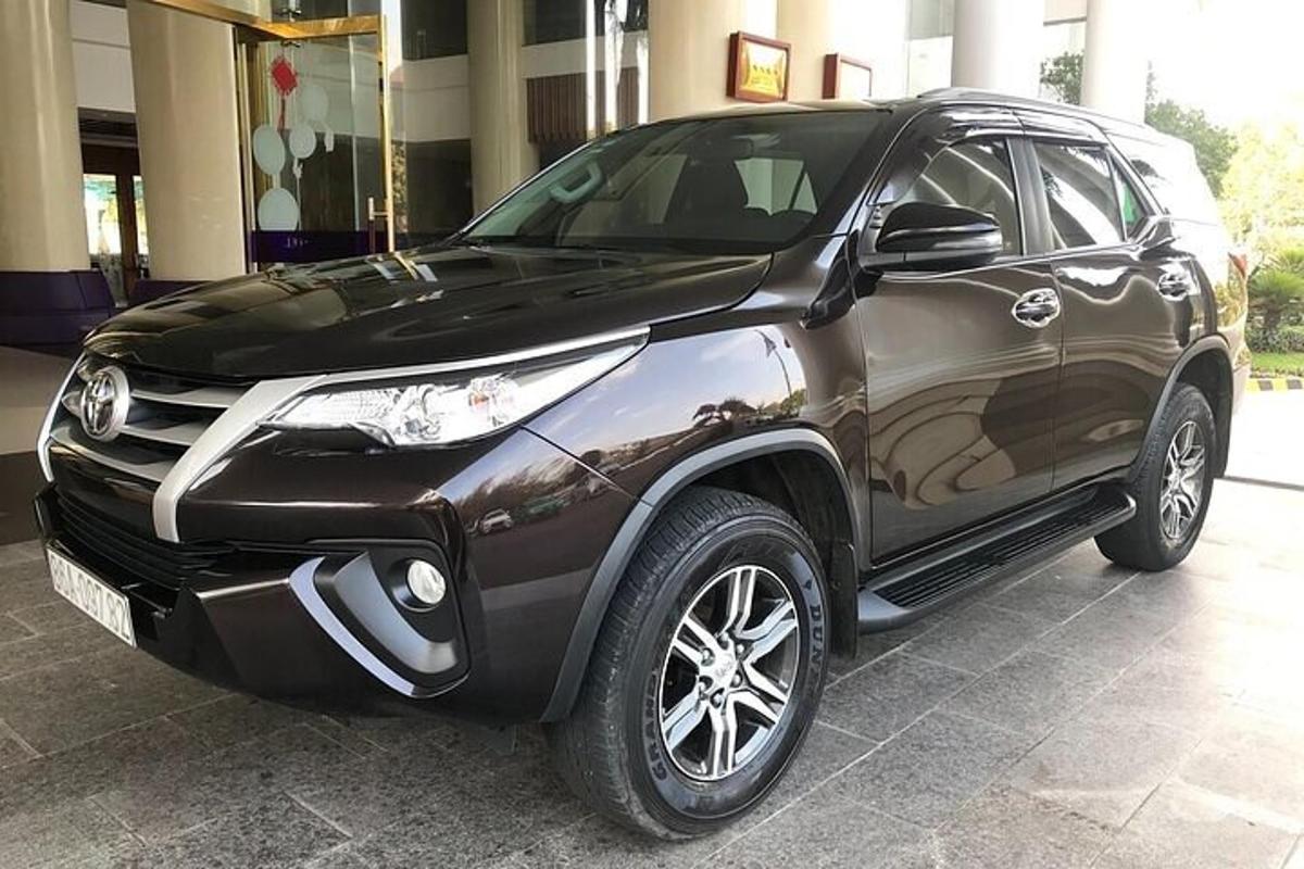 isang brown na SUV ang nakaparada sa harap ng isang gusali