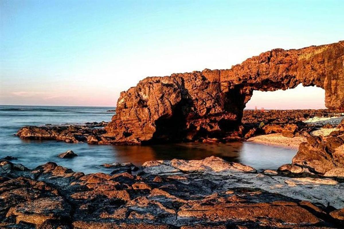 un arco en las rocas de la playa