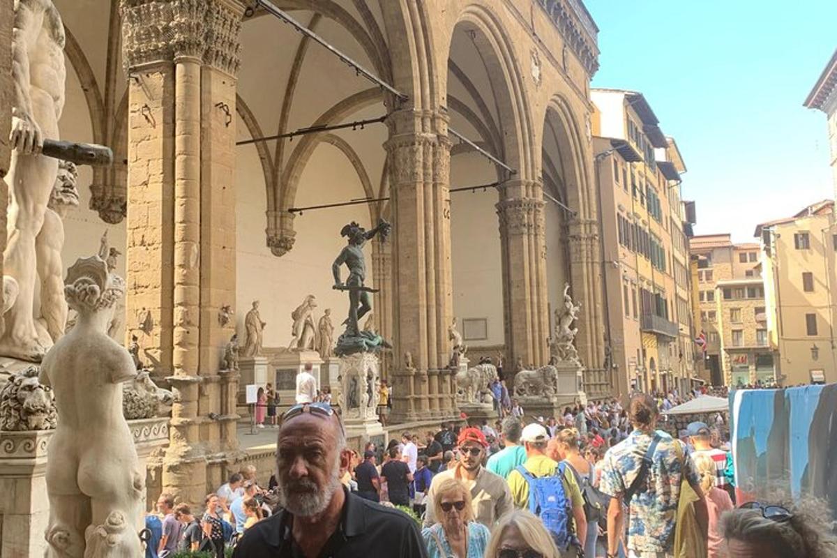 una folla di persone in piedi davanti a un edificio