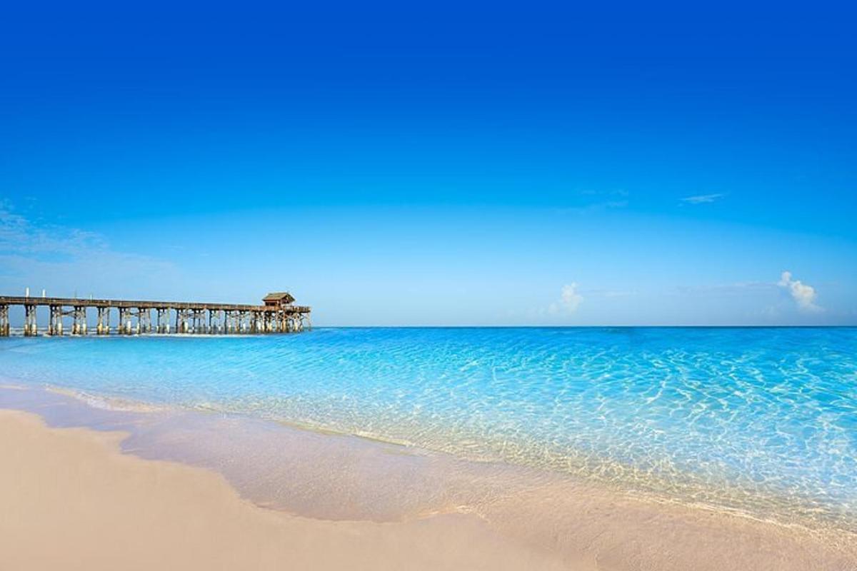 pantai dengan jeti di dalam air