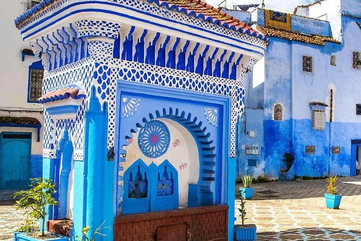 un edifici blau amb una porta en un pati
