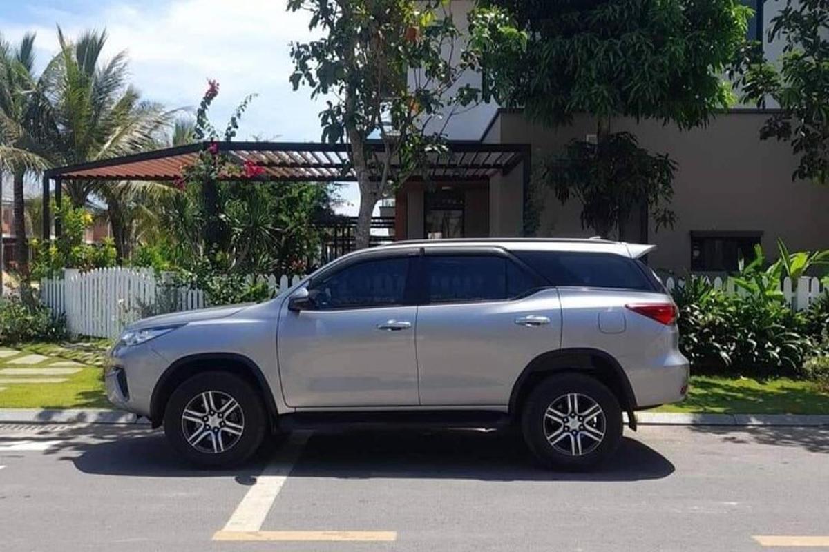 en sølvfarget SUV parkert på en parkeringsplass