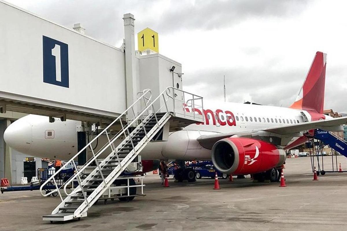 ένα κόκκινο και άσπρο αεροπλάνο με μια σκάλα πάνω του