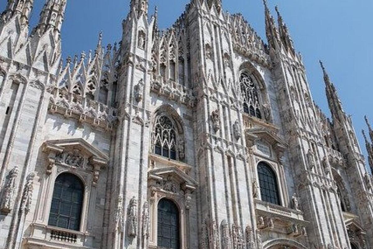 un grande edificio cattedrale con una grande torre