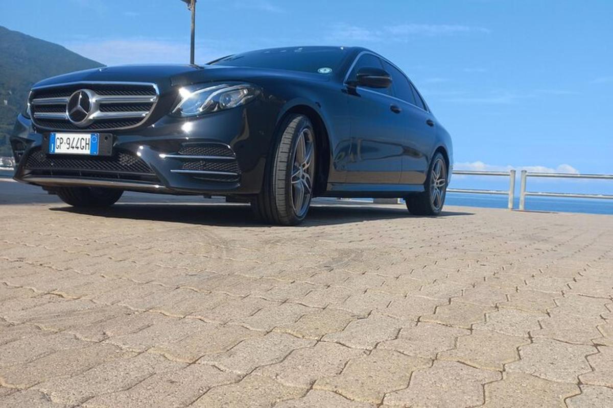 um carro azul estacionado na beira de uma estrada