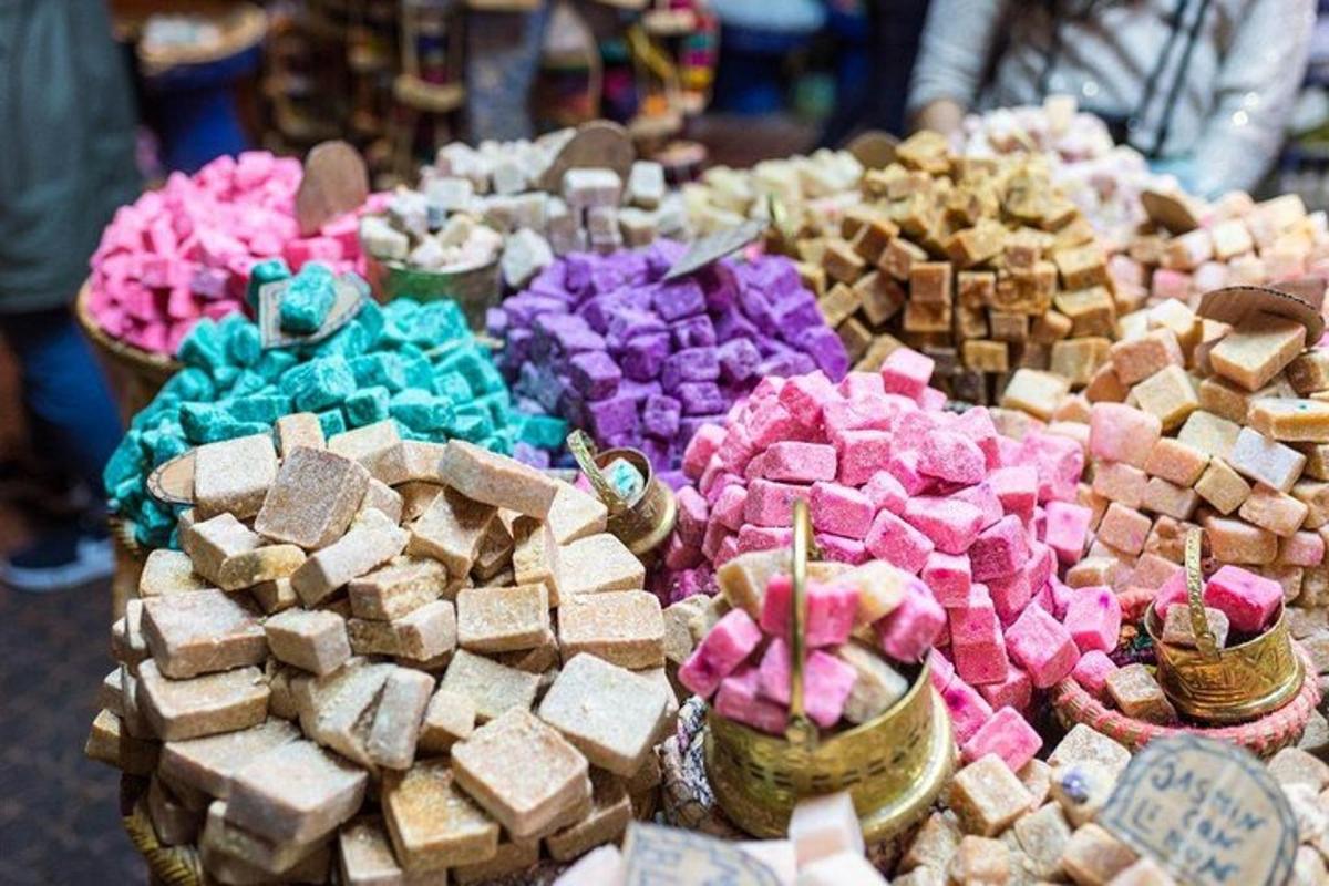 una exhibició de marshmallows de diferents colors sobre una taula
