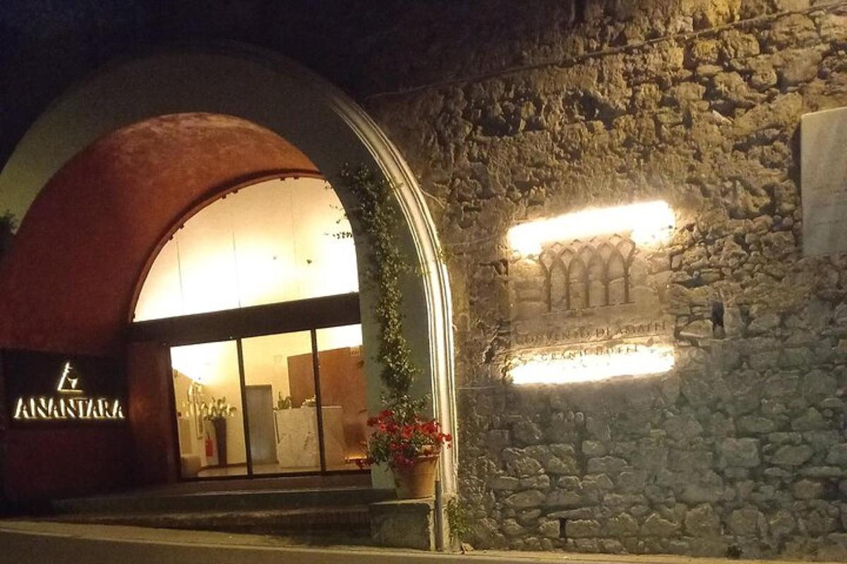 ένα κτίριο με πέτρινο τοίχο και αψίδα