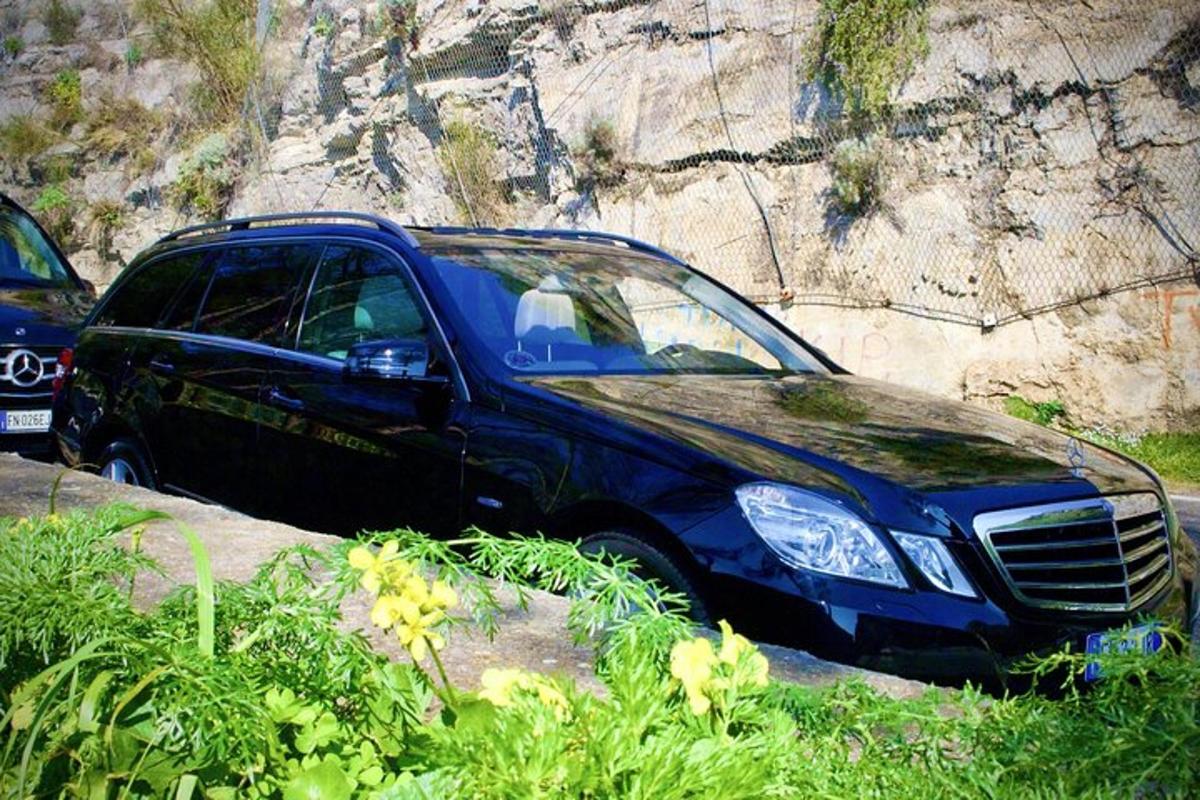 sininen auto pysäköitynä vuoren eteen