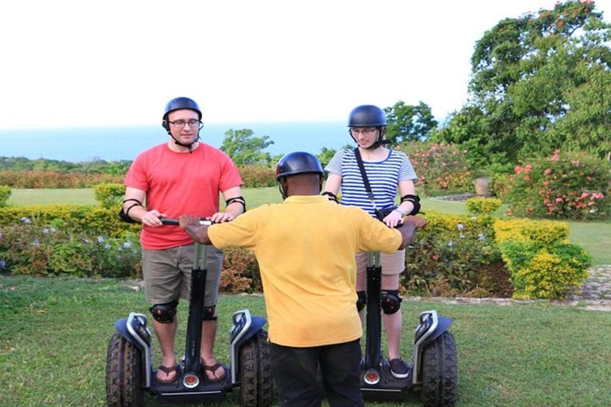 dois homens e uma mulher andando de segway