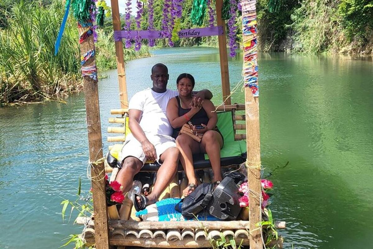un uomo e una donna seduti su una zattera in acqua