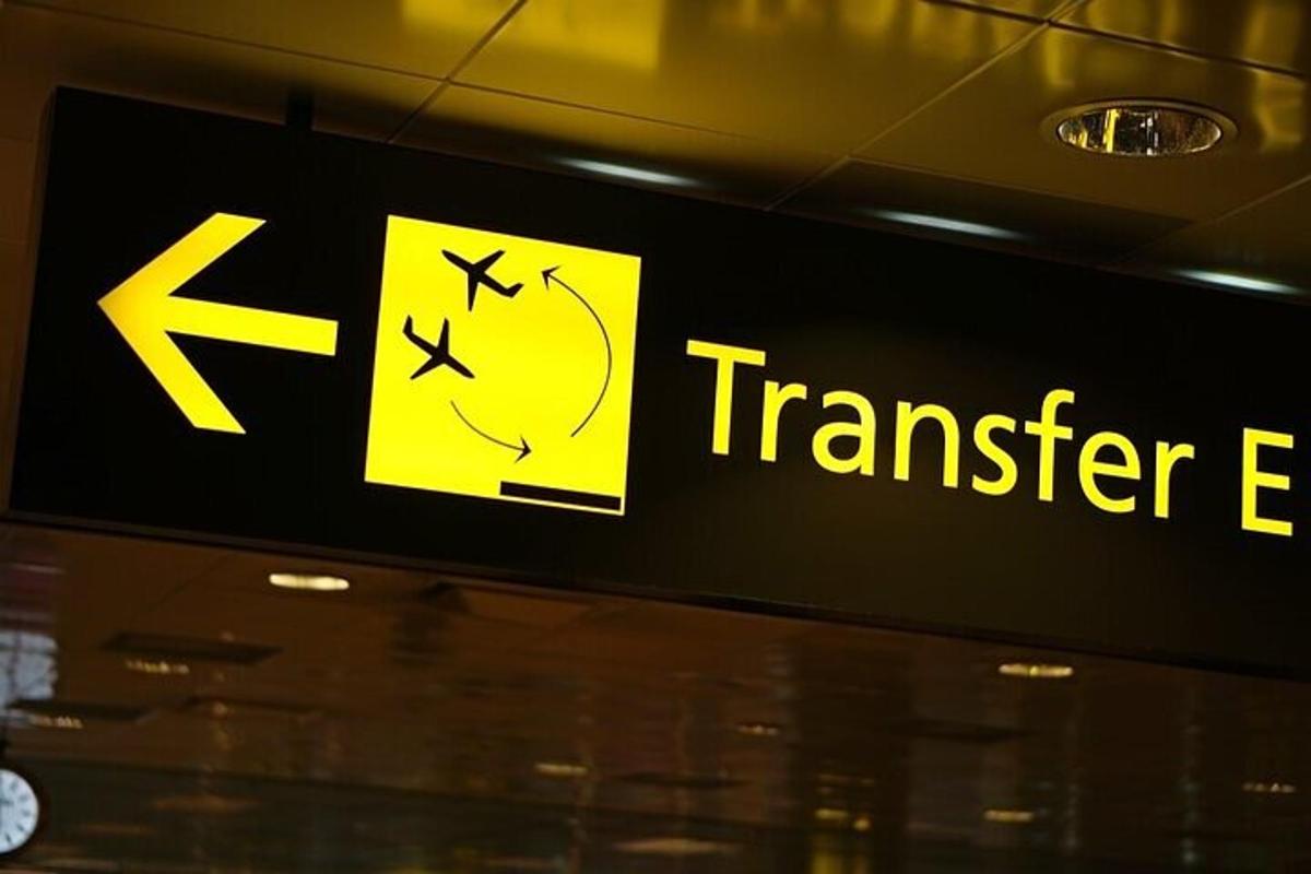 nápis transferového agenta na stene letiska
