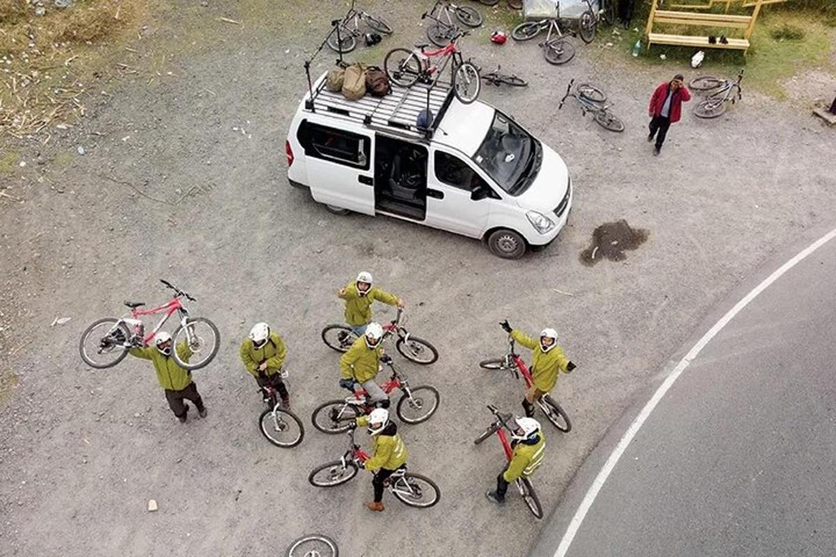 un grup de oameni cu biciclete în spatele unei mașini