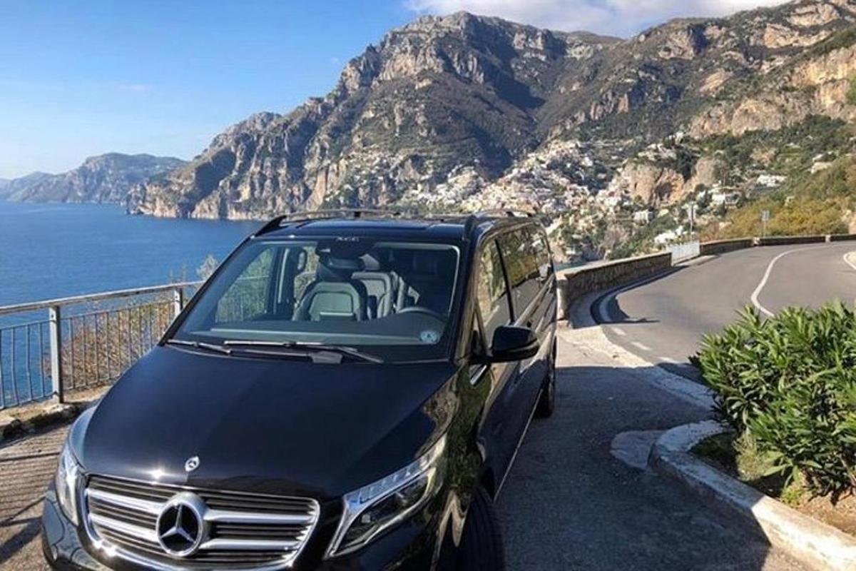 černé auto zaparkované na kraji silnice