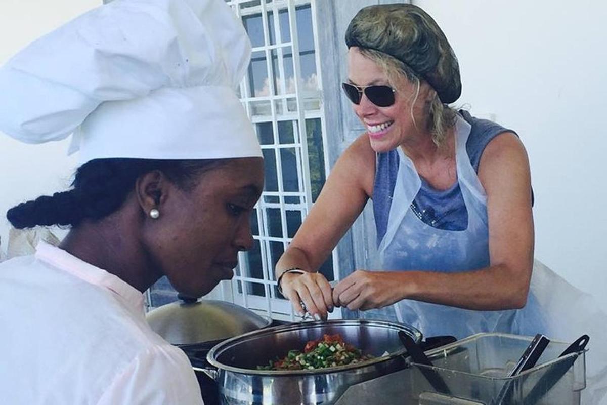duas mulheres em pé na cozinha preparando comida