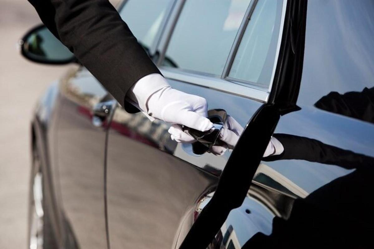 seseorang dalam sarung tangan sedang mengisi minyak kereta
