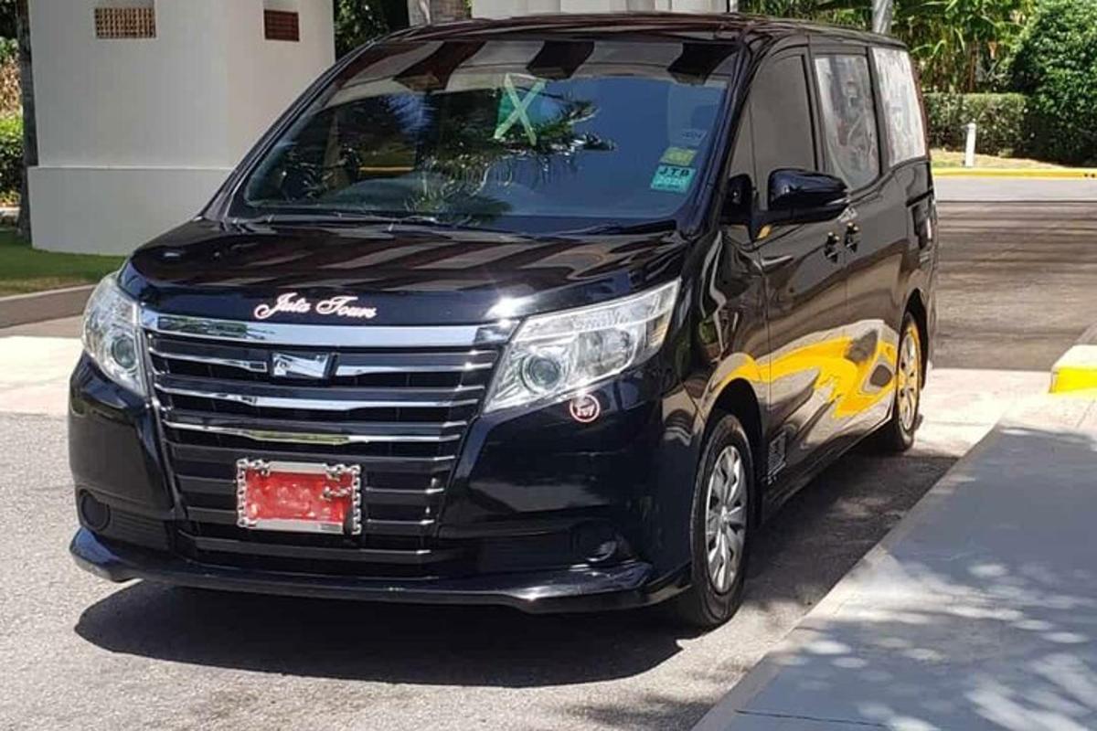 一辆黑色货车停在停车场
