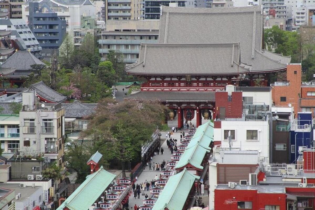 Un templo asiático en una ciudad con edificios.