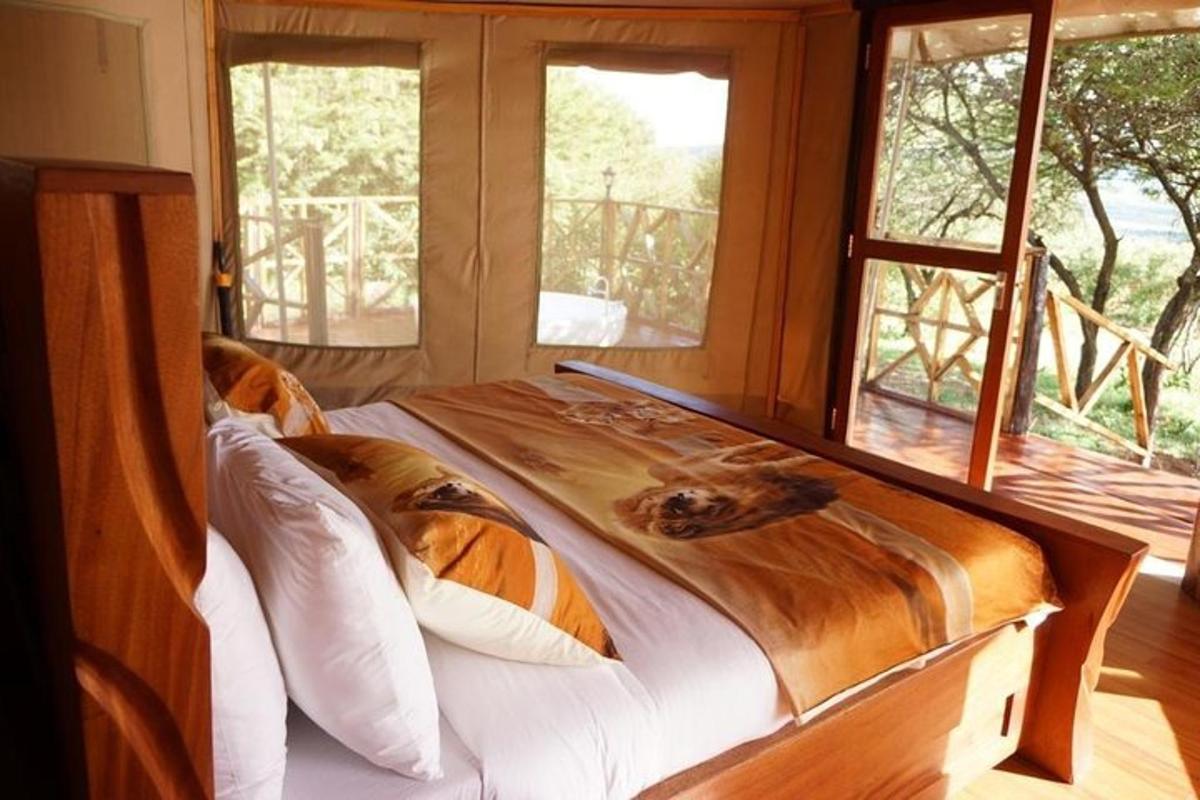 una cama en una habitación con dos ventanas y una cama sidx sidx sidx