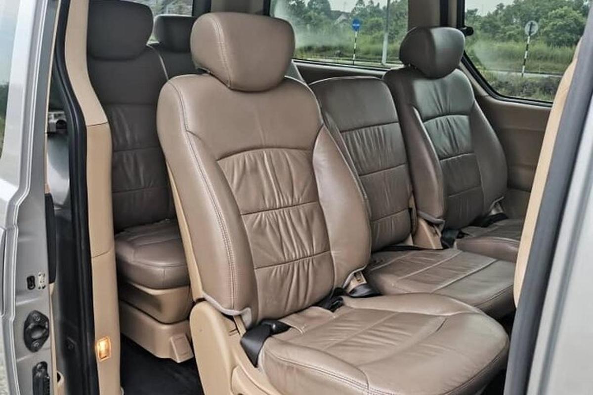 zadní sedadlo automobilu se sklopenými zadními sedadly