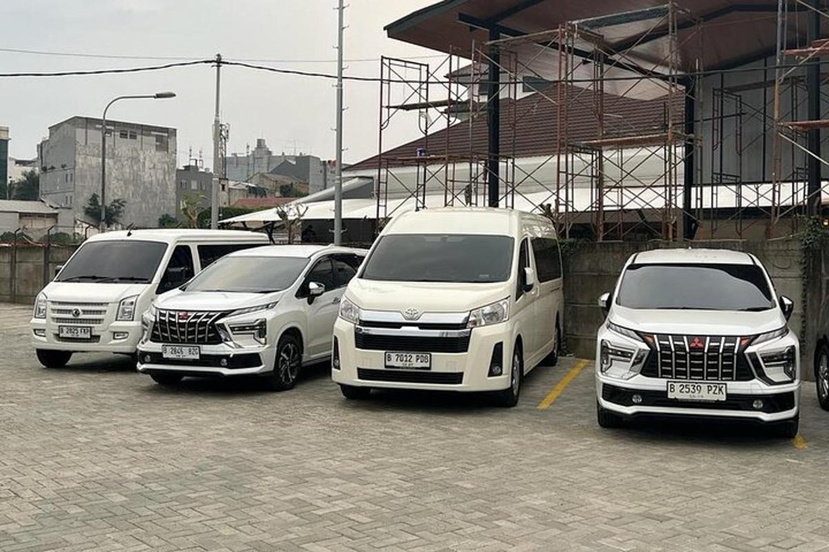 un gruppo di auto parcheggiate in un parcheggio
