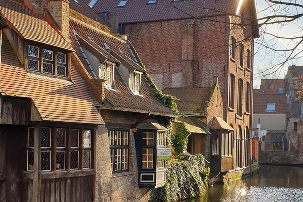 un gruppo di edifici vicino a un fiume con un fiume