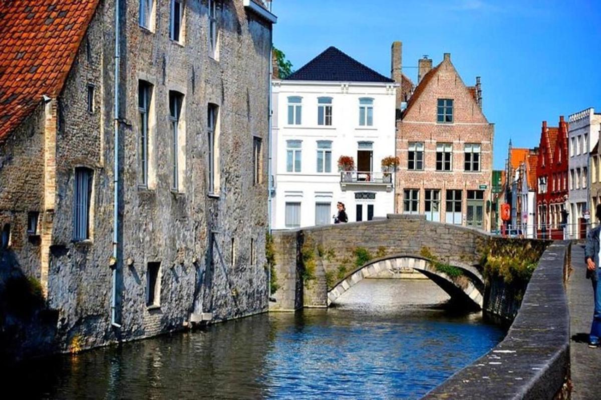 un ponte sopra un fiume in una città con edifici