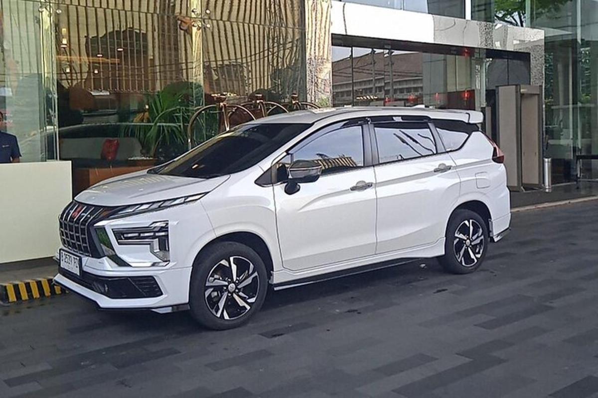 Ένα λευκό SUV παρκαρισμένο μπροστά από ένα κτίριο