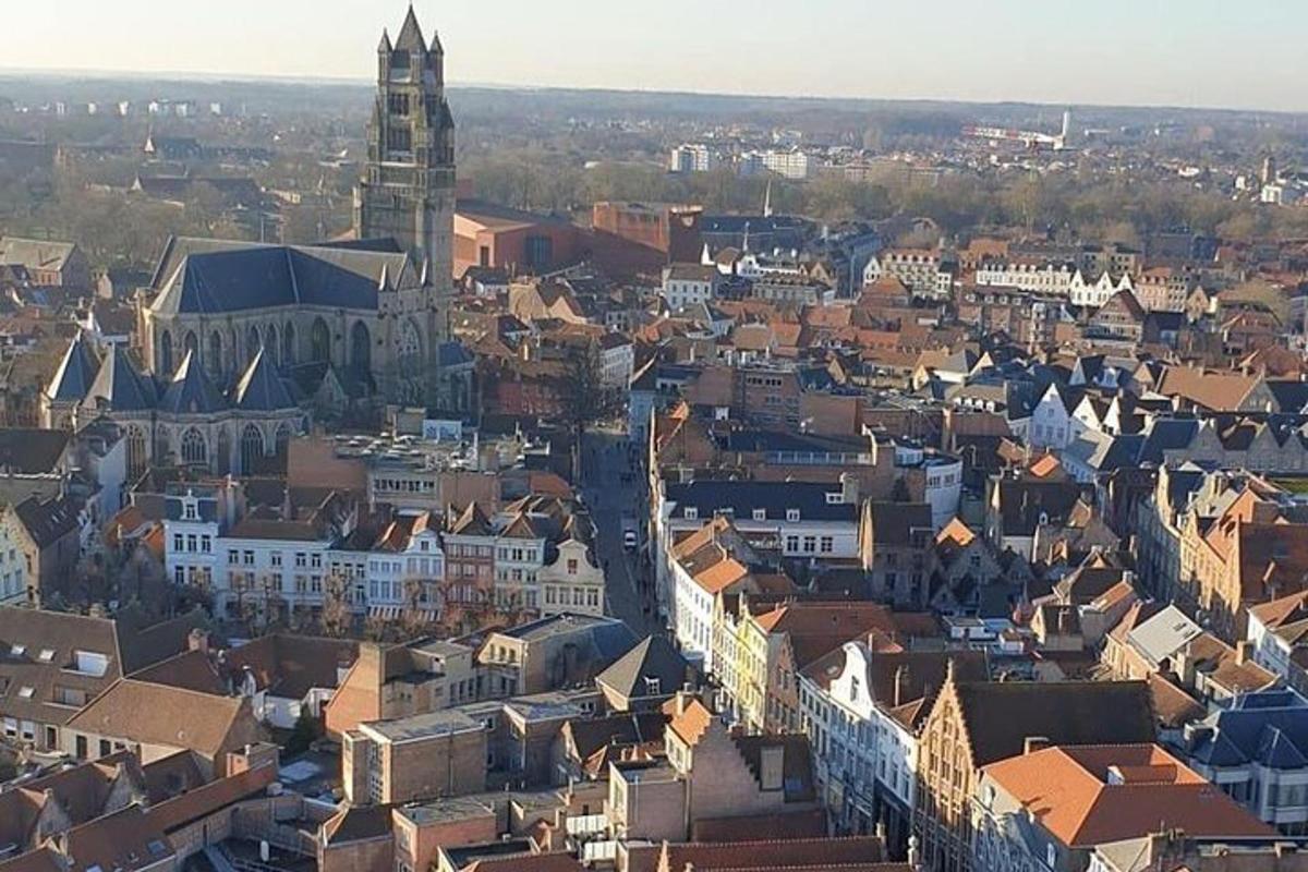 Una vista aérea de una ciudad con una torre de reloj.