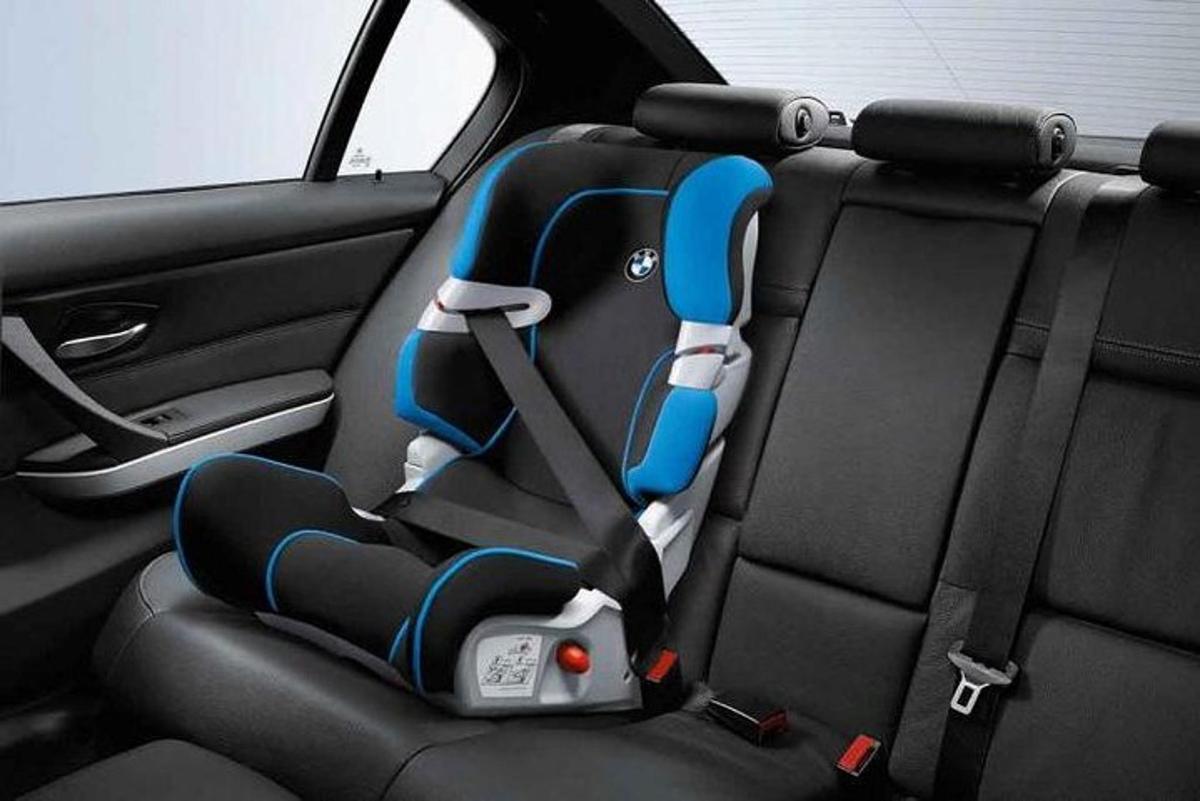 kerusi kereta bayi di tempat duduk belakang kereta