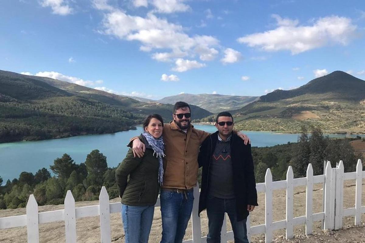 un grup de tres persones dempeus davant d'una tanca