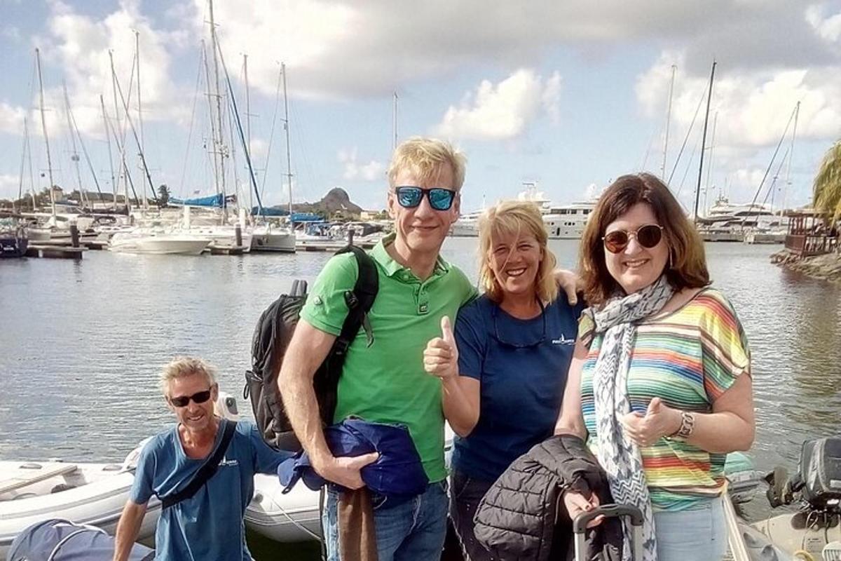 skupina lidí pózujících pro fotografii na lodi