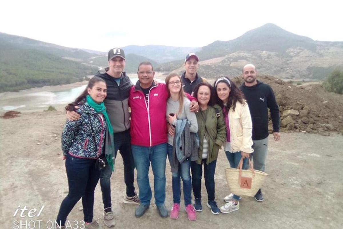 un grup de persones posant per a una foto a la muntanya