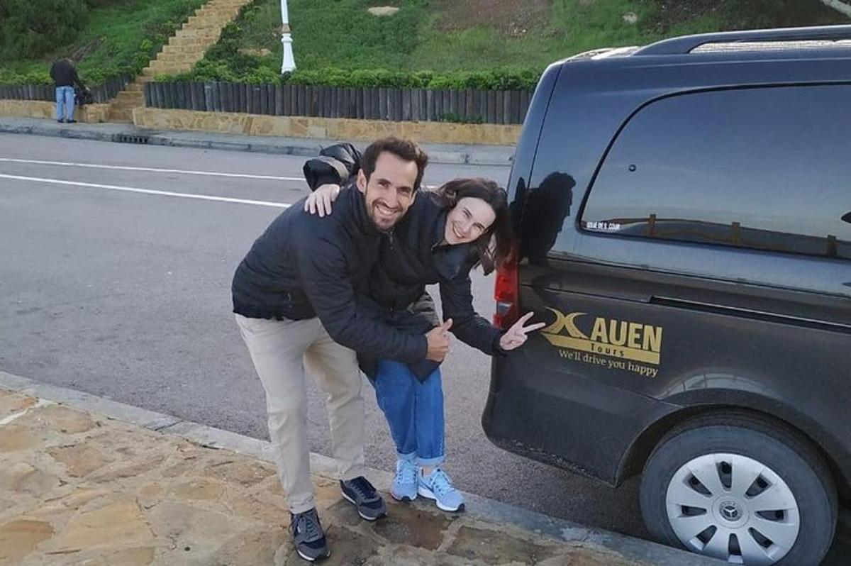 un home i una dona drets al costat d'un cotxe