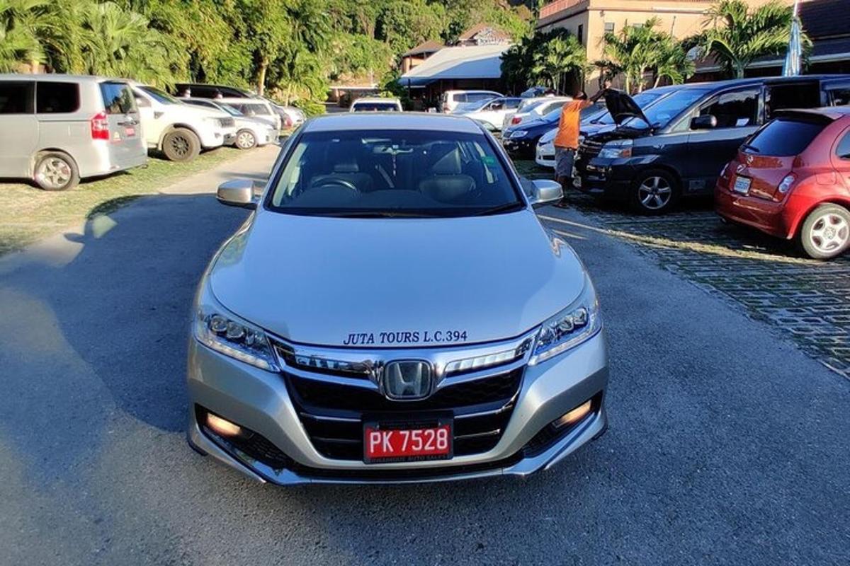 valge auto pargitud parklas