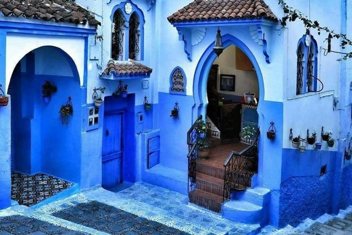 un edifici blau amb una escala