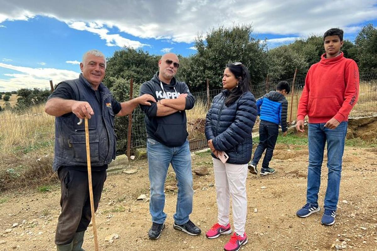 un gruppo di persone in piedi davanti a una recinzione