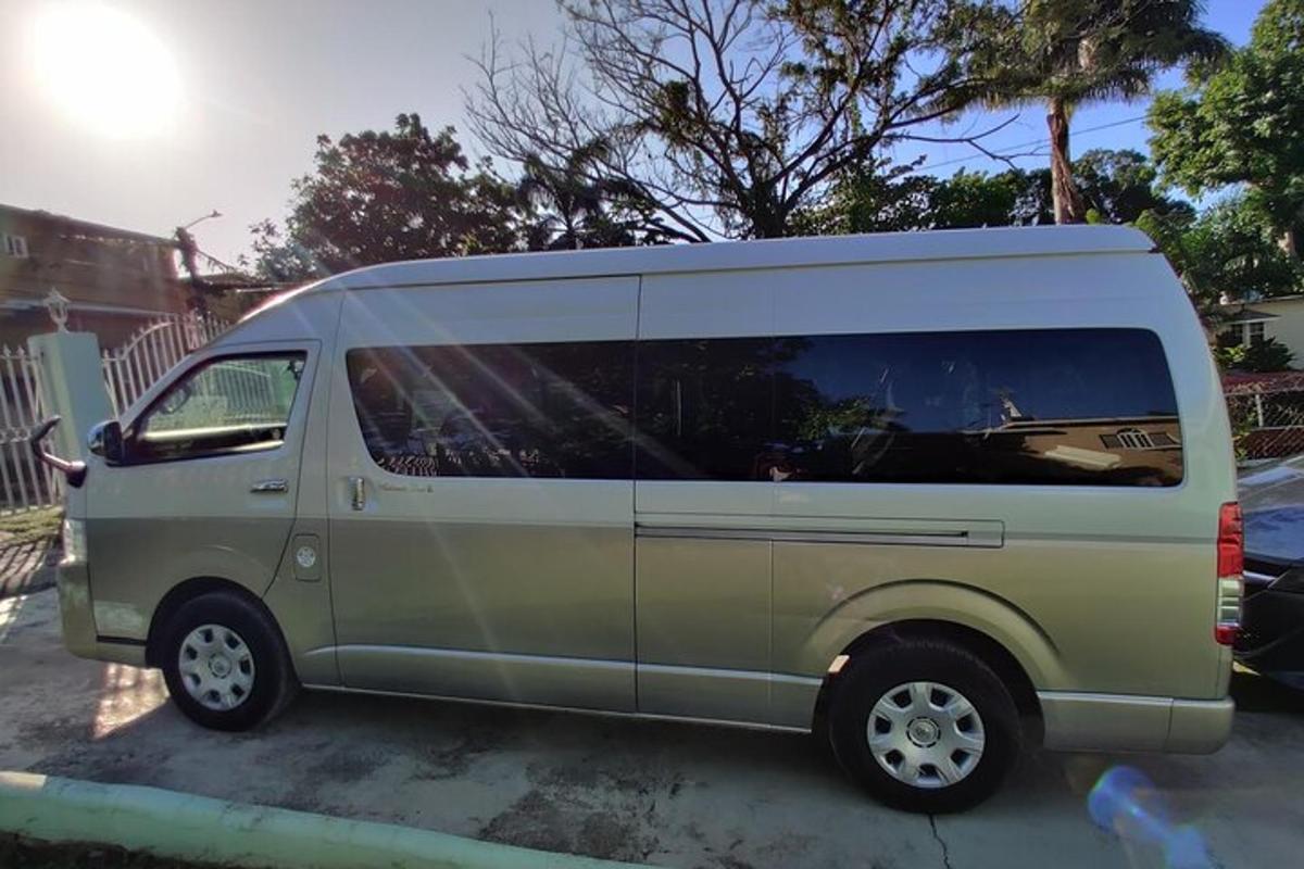 sebuah van diletakkan di tempat letak kereta