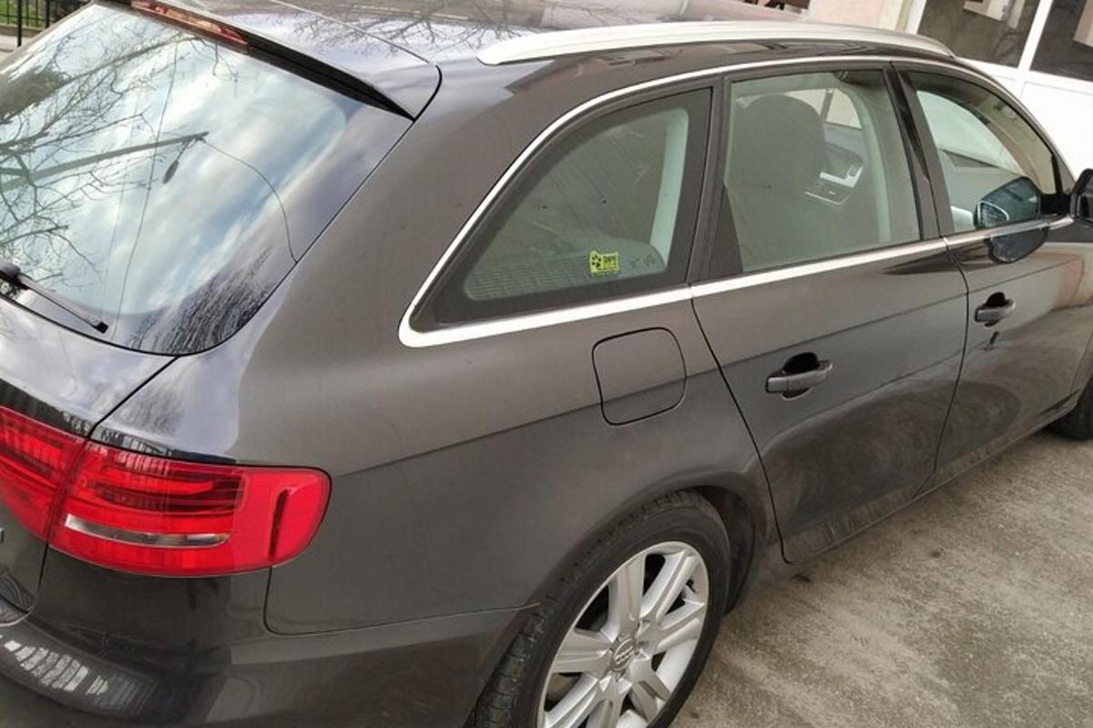 sebuah kereta kelabu diletakkan di tempat letak kereta