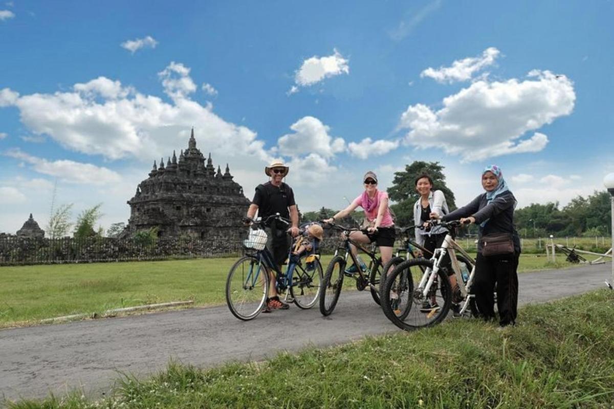 Un grupo de personas con bicicletas en una carretera.
