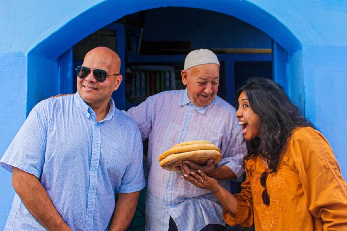 dua lelaki dan seorang wanita memegang hot dog besar