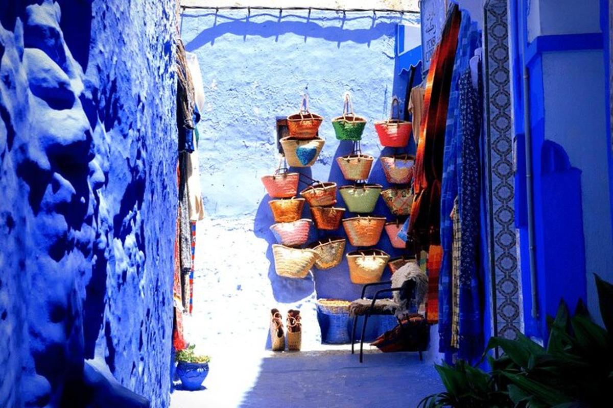 lorong biru dengan bakul di sisi bangunan