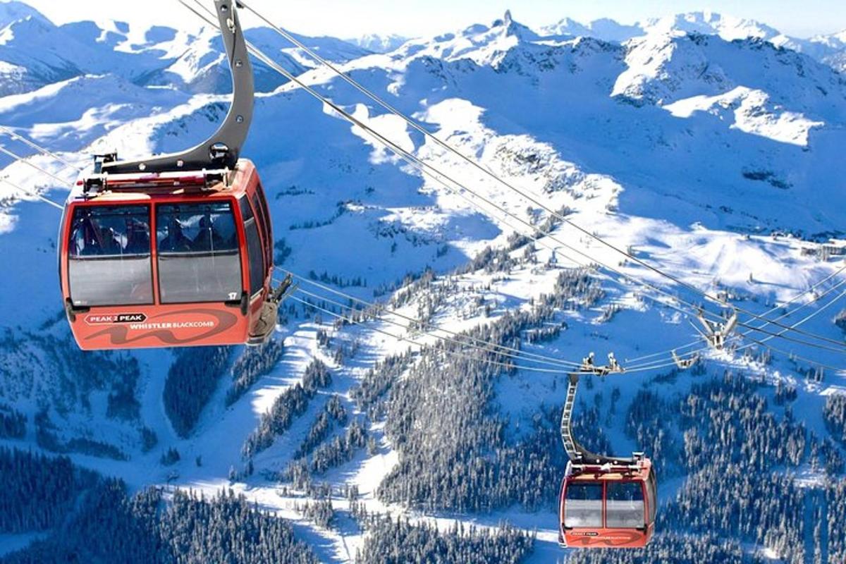 Un paseo en góndola por las montañas en la nieve