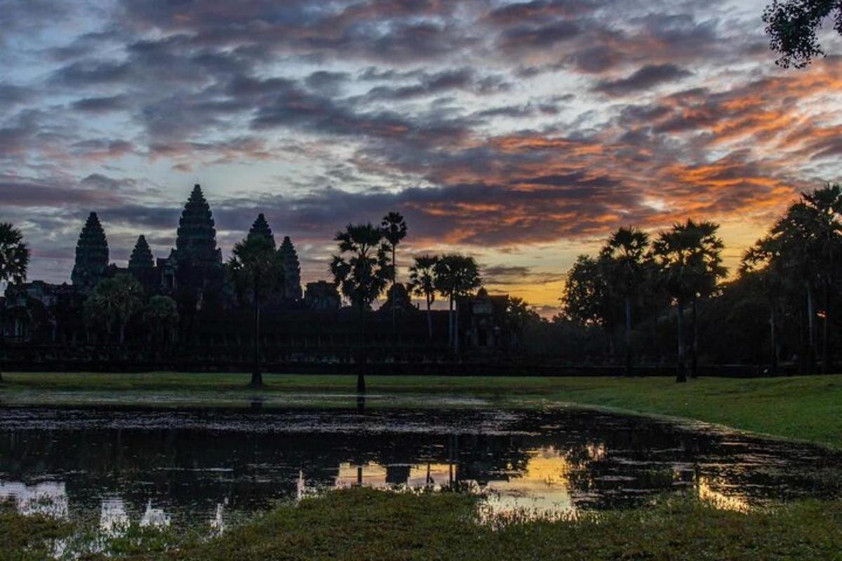 un tramonto su uno stagno di fronte a un tempio